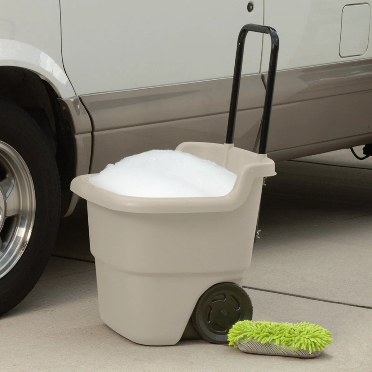 15 Gallon Resin Rolling Lawn Utility Cart R3053